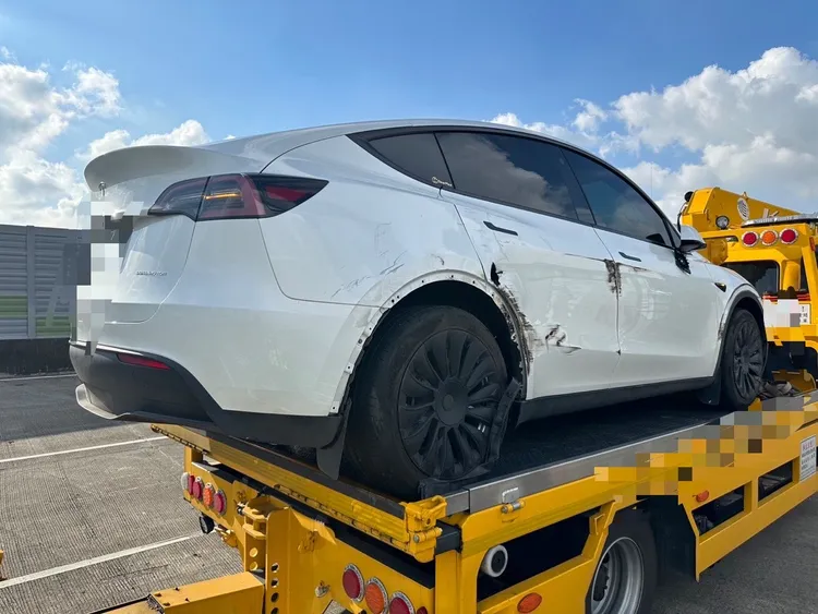 內側車道轎車遭大車側撞，車身有明顯擦痕。警方提供