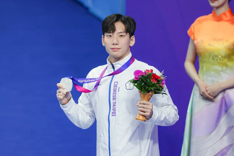 「台灣蝶王」王冠閎（圖）29日在杭州亞運游泳男子200公尺蝶式決賽摘銀，他賽後透露，家人今天出發
去日本玩，媽媽賽前跟他說「寶貝加油，媽媽要去買精品包了」，儘管是簡單一句話，卻讓他感到心情放
鬆；奪牌後，他也直呼，「一切都很值得」。中央社
