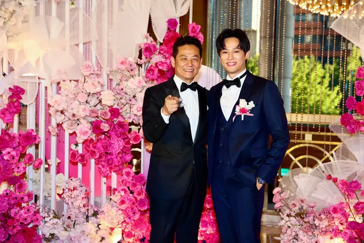 徐乃麟陪兒子受訪。彭欣偉攝