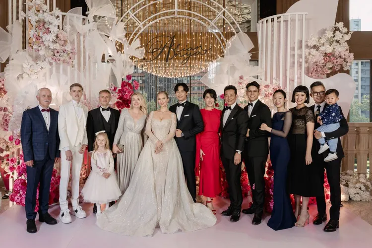 新郎新娘雙方家人大合照。艾迪昇提供