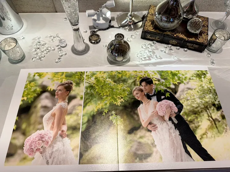 婚宴現場擺放的婚紗照。趙大智攝