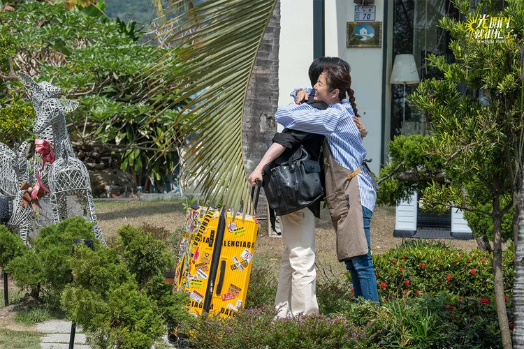 林心如一見到蘇有朋就興奮給予擁抱。TVBS提供