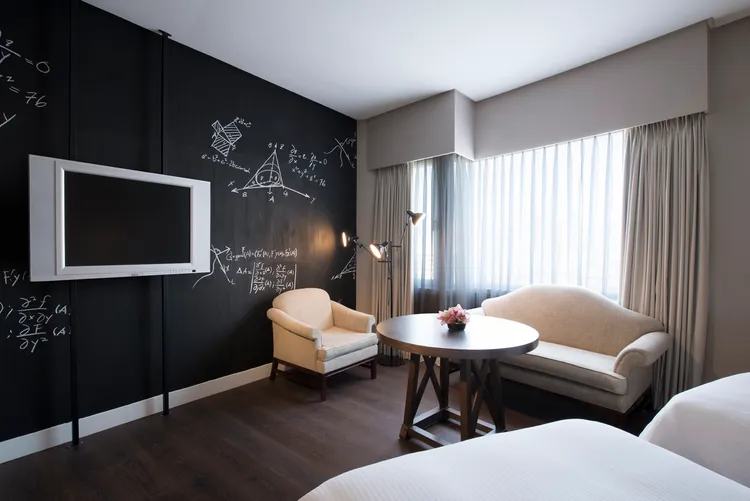 捷絲旅臺大尊賢館「敬師有禮 買一送一」住房專案，以全家四人精緻家庭房為例，最低每人每晚僅要880元起，圖為豪華雙人房。業者提供