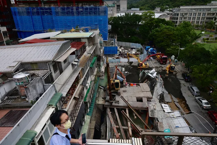 基泰工地開挖出現狀況損害鄰近民宅。林林攝