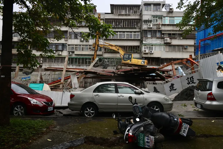 工地意外損害鄰宅。林林攝