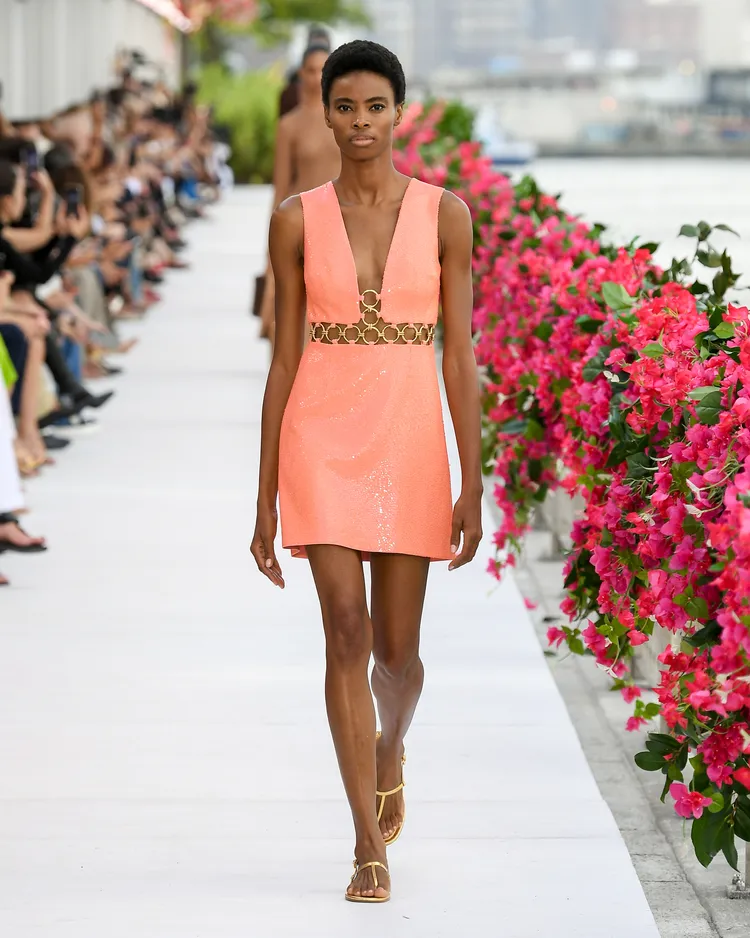 以平底鞋增添輕鬆氛圍。品牌提供