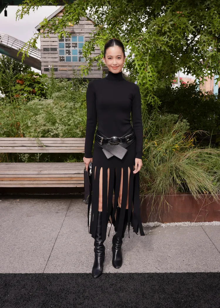 陳庭妮身穿秋冬系列黑色流蘇洋裝。品牌提供