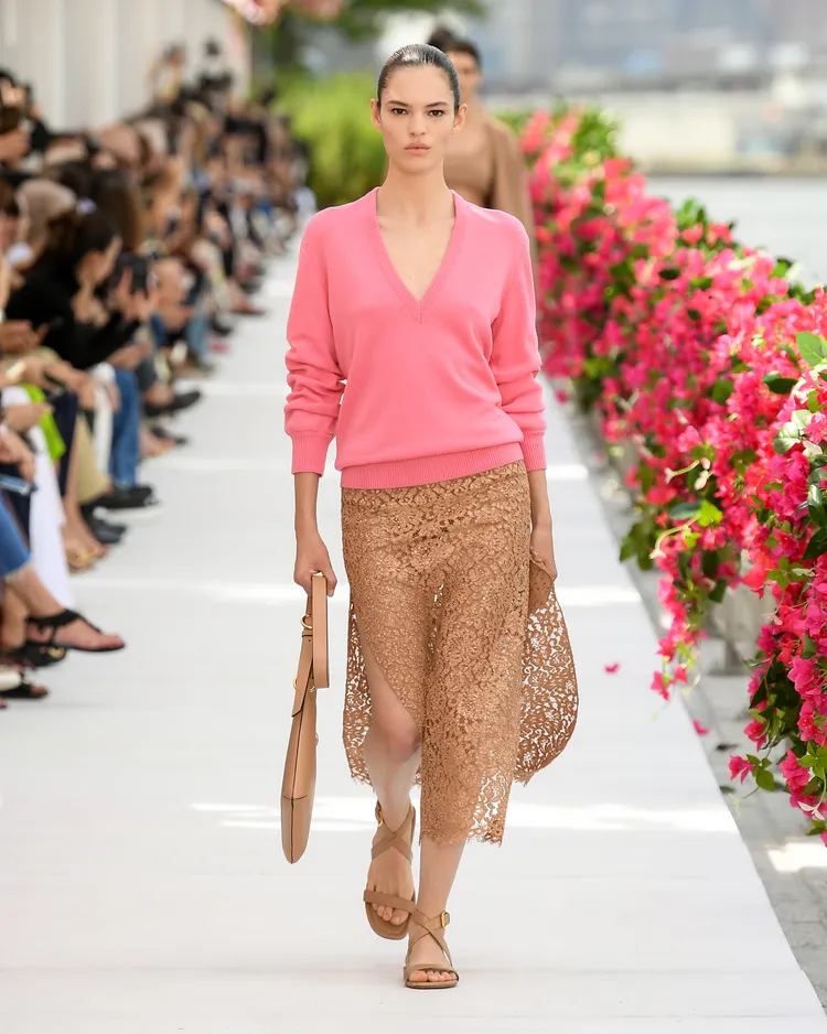 以半身裙搭配連體上衣和毛衣。品牌提供