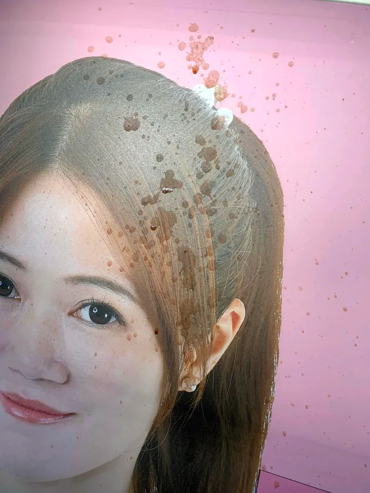 她說檳榔汁的痕跡相當「新鮮」。翻攝自陳怡君臉書