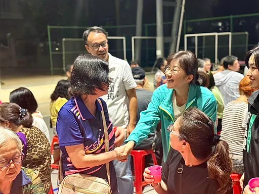 柯文哲胞妹政治處女秀！柯美蘭脫醫師袍換上夾克　對「這些人」說抱歉