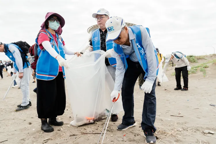 中油董事長李順欽(右)帶領員工淨灘。業者提供