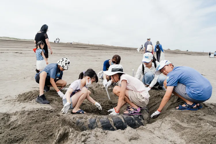 不少中油員工與眷屬參加淨灘。業者提供