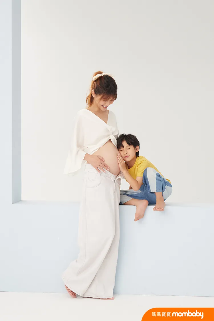 林舒語讓大兒子聽胎音。