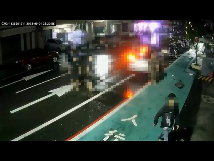 男子吼叫後衝進鼓山魚市場內。翻攝畫面