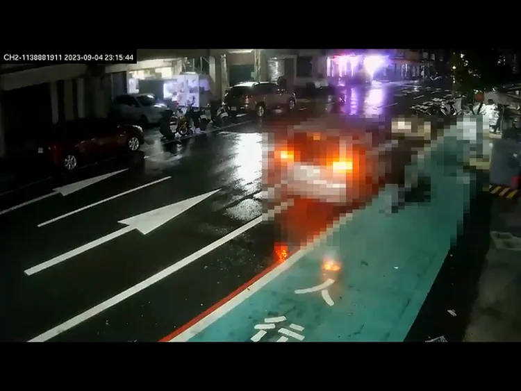 男子以頭部連續撞擊遊客車窗。翻攝畫面