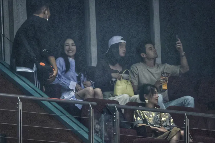 混血帥哥跟蕭亞軒友人互動熱絡。林林攝