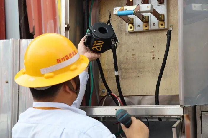 台電人員執行斷電。新竹縣府提供