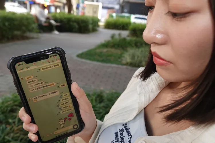 王妡出示與陳男的曖昧對話。江孟謙攝