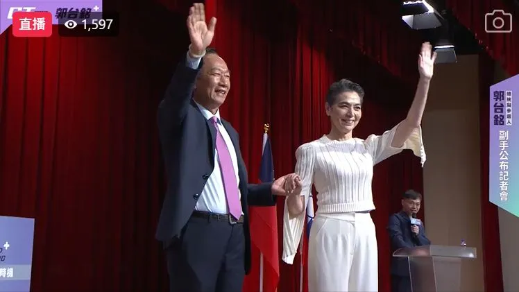 郭台銘（左）攜手賴佩霞參選2024總統大選。