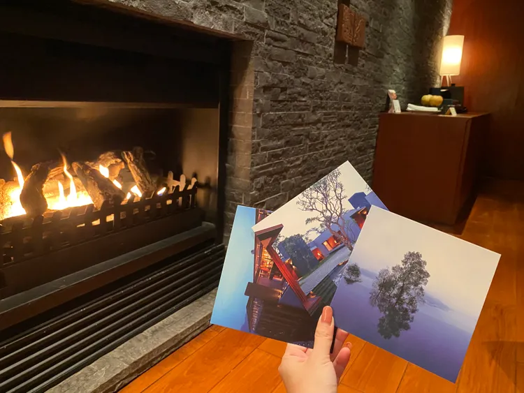 房內明信片，不論國內外都可免費寄送。陳怡文攝