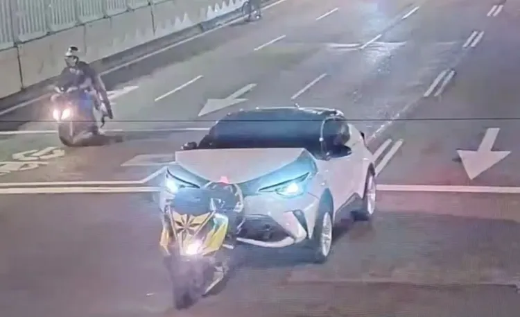 張男酒駕撞上重讀的重機，機車還卡在車頭。翻攝畫面