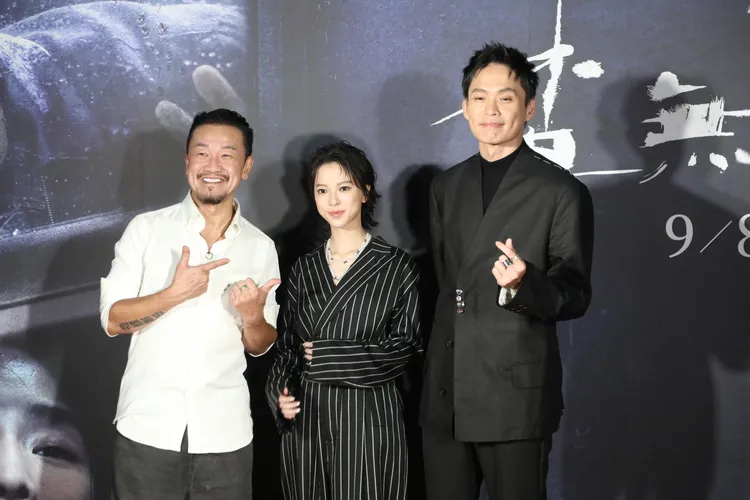 陳為民說服黃鐙輝出來當官。娛樂中心攝