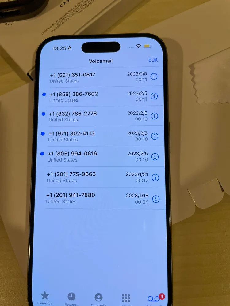 女子的手機上顯示7通語音訊息，最早的是在1/18。翻攝自爆料公社