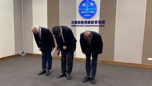 太鲁阁号49人罹难!LINE致歉挨轰太草率 台铁局长杜微率团鞠躬7秒