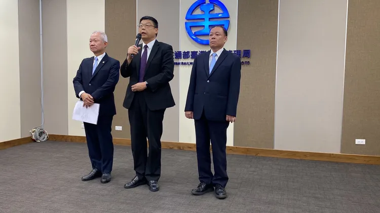台鐵局長杜微(中)、主秘陳裕謀(左)、運務處副處長梁育裕(右)。陳怡文攝