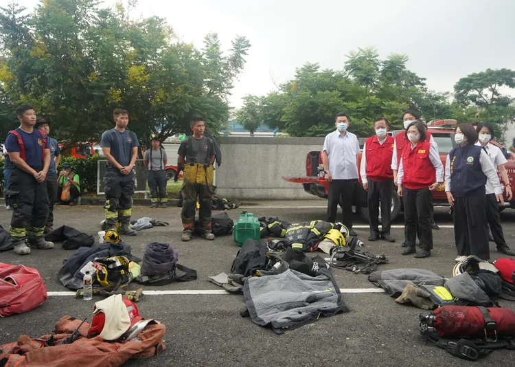 蔡英文前往關心第一線救災警消。讀者提供