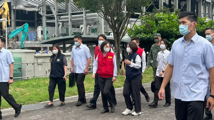 蔡英文勘災後，趕赴殯儀館、醫院慰問。