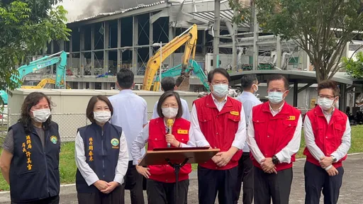 屏東爆炸|蔡英文勘災慰勉連說三次「辛苦了」 靈前致意與痛哭家屬相擁
