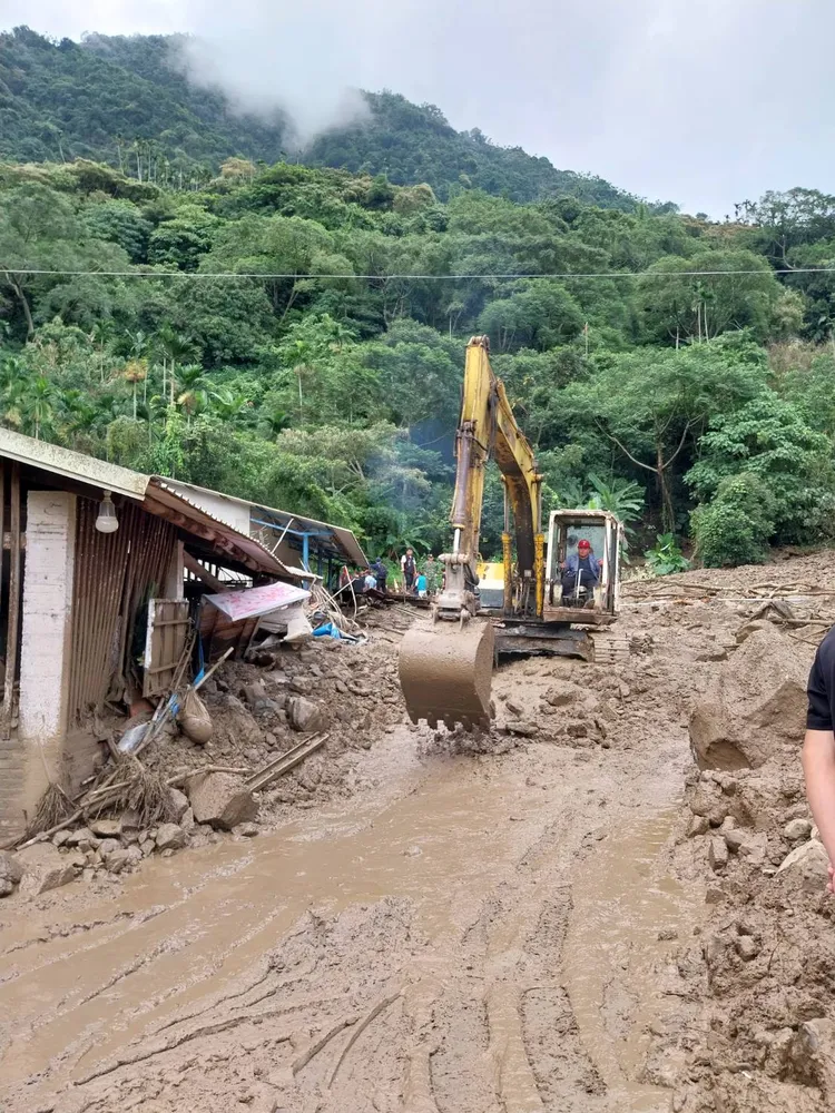 救援人員連夜開挖今日早上。翻攝畫面