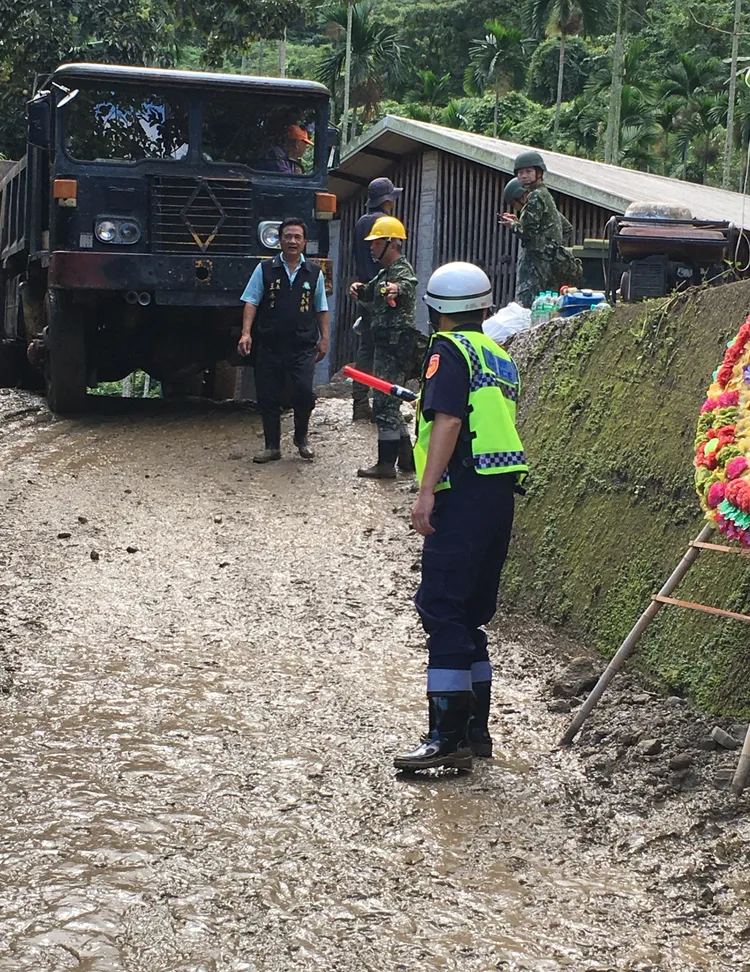 救援人員連夜開挖今日早上。翻攝畫面