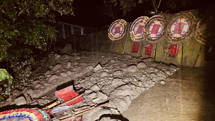 喪宅昨遭豪雨土石掩埋。翻攝畫面