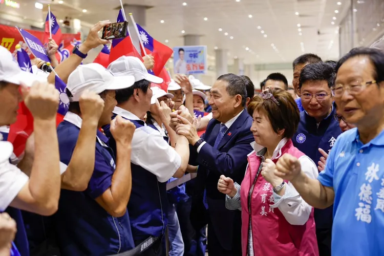 侯友宜與支持者握手。翻攝畫面
