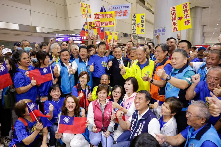 侯友宜與支持者合影。翻攝畫面