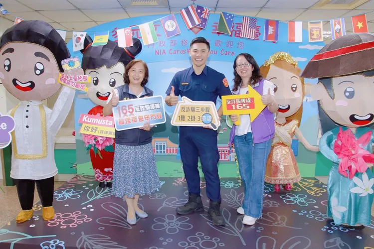 外型酷似知名演員阮經天的三重分局的警員郭紘銘(中)現身移民署「新住民防詐騙快閃宣導活動」。翻攝畫面