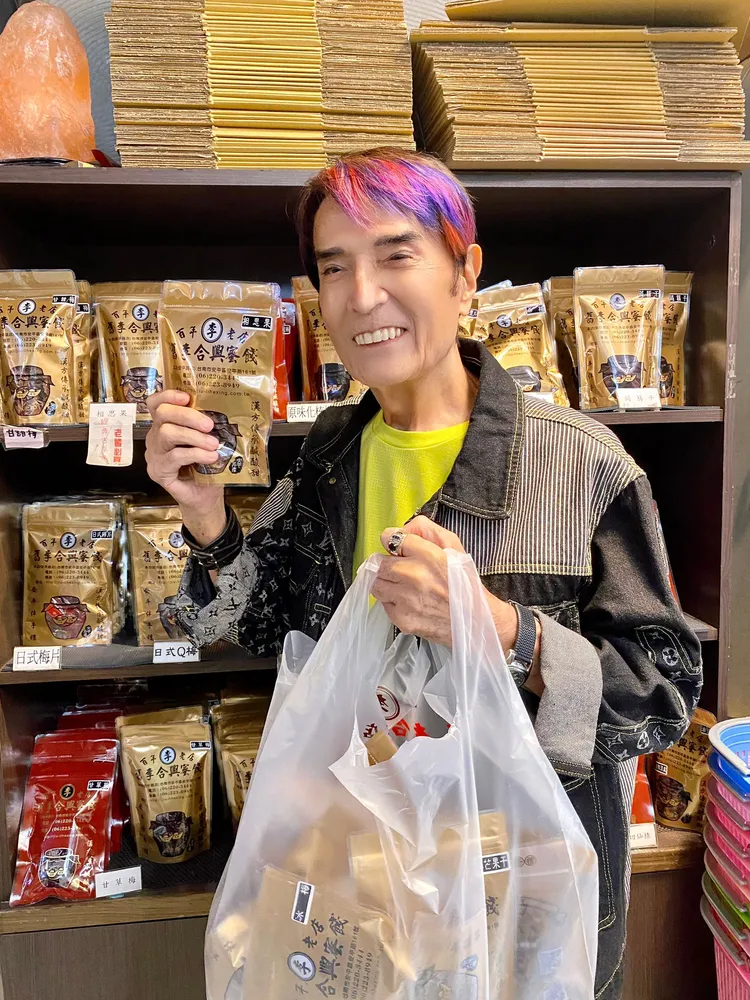 林沖開心買伴手禮。經紀人提供