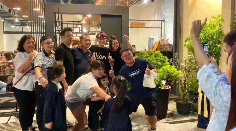 林沖所到之處，不少粉絲搶著跟他合照。經紀人提供