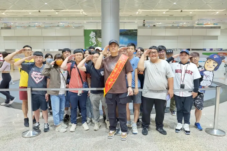 旅美棒球好手張育成（前中）27日清晨搭機返台，吸引30多名球迷到桃園國際機場接機，他表示，新球季還是希望能留在美國，但也不排斥包含亞洲在內的各個大聯盟。中央社
