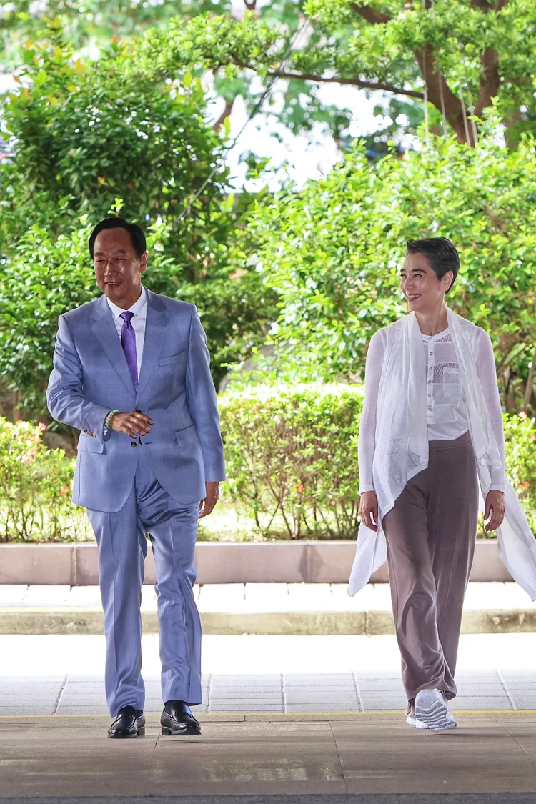 郭台銘及賴佩霞今赴中選會登記。林林攝