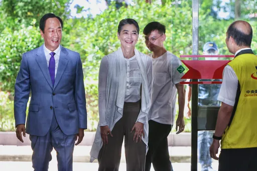 賴佩霞親上火線!4字曝遭「起底」心情 郭台銘:見面前就知她雙重國籍