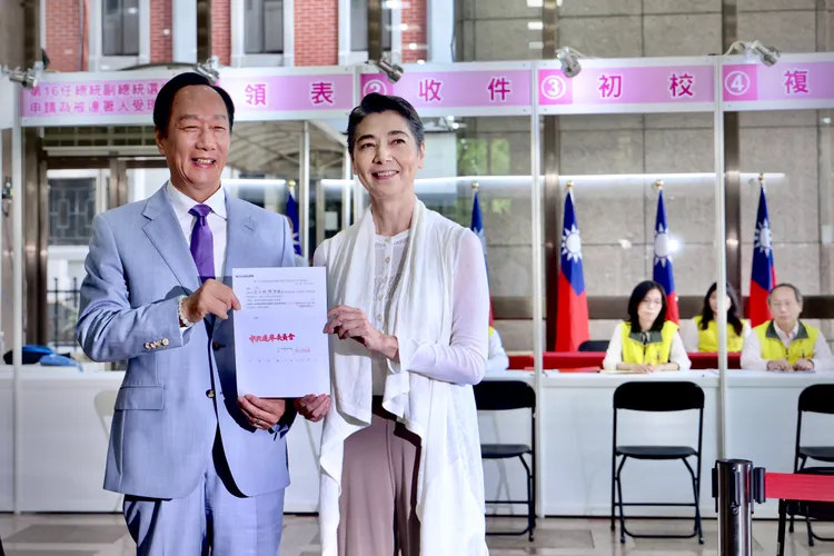 郭賴正式領表登記連署。林林攝