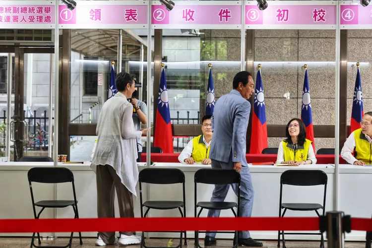 郭台銘和賴佩霞共赴中選會登記。林林攝