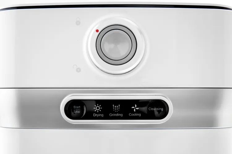 SmartCara 極智美型廚餘機提供智慧語音告知使用狀態與異常判斷，更貼心設有兩段式旋鈕安全鎖，避免誤觸受傷的風險。業者提供