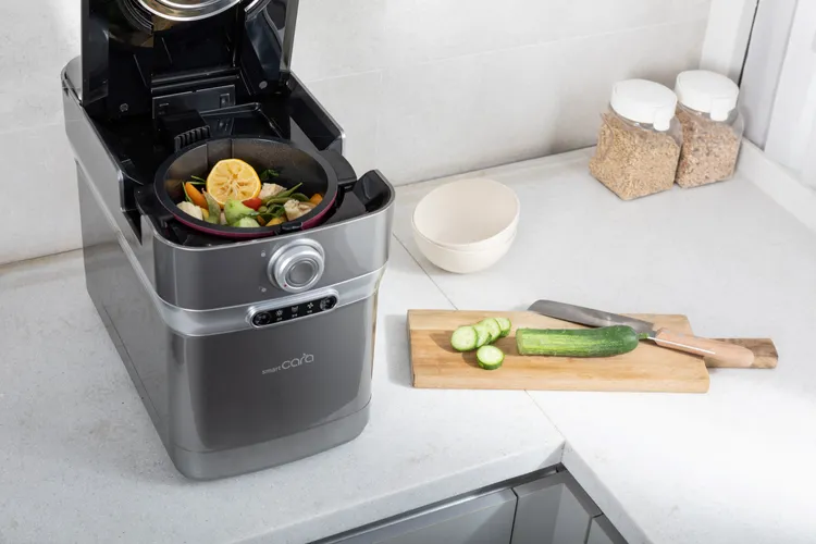 SmartCara 極智美型廚餘機採用業界獨家複合式活性碳濾心匣加上密封式存放設計，讓暫放廚餘不溢味，帶給雙薪小家庭方便的日常。業者提供