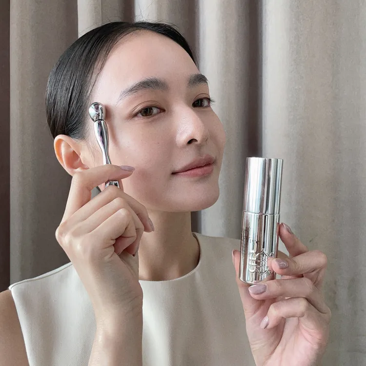 Model示範RéVive Bio-3激活眼部安瓶精華與超導眼部按摩滾輪。張家玲攝