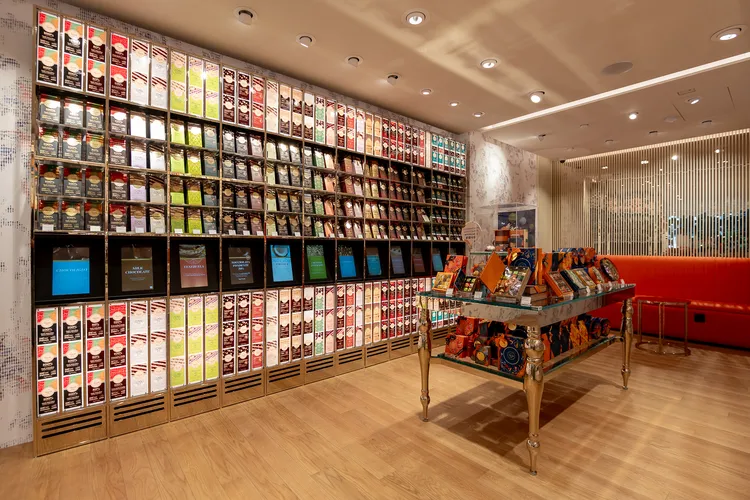 整面排裝巧克力牆直達屋頂。品牌提供