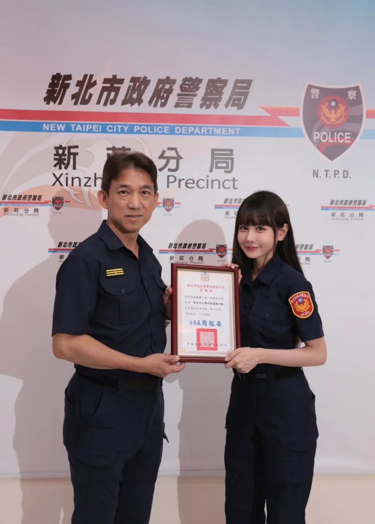 新莊警頒發感謝狀給王依渟。翻攝畫面